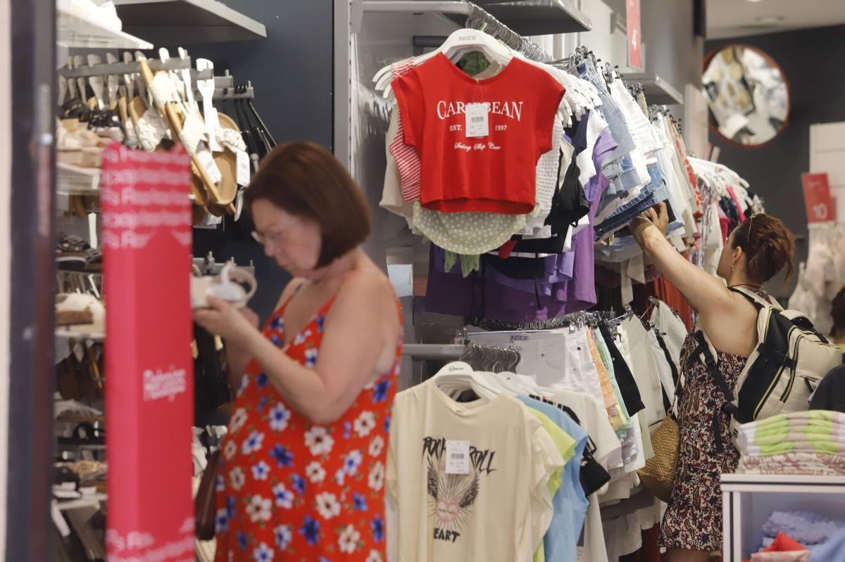 Mujeres comprando en una tienda.