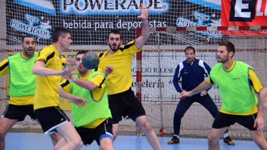 Los jugadores cangueses durante el entrenamiento de ayer en el pabellón de O Gatañal. // G.Núñez