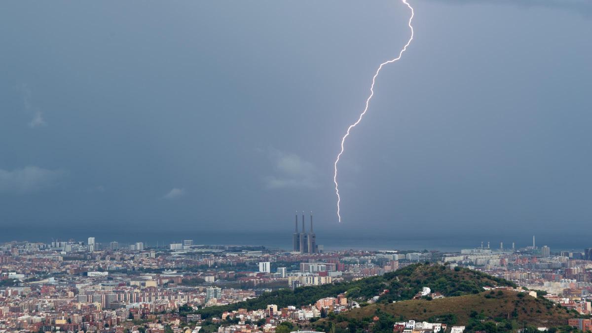 Un rayo captado en cámara desde el Observatori Fabra de Barcelona.