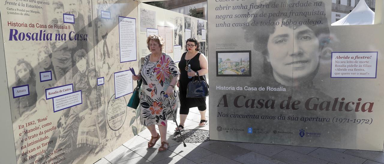 Dúas mulleres visitan a exposición, inaugurada onte na Farola de Urzáiz.