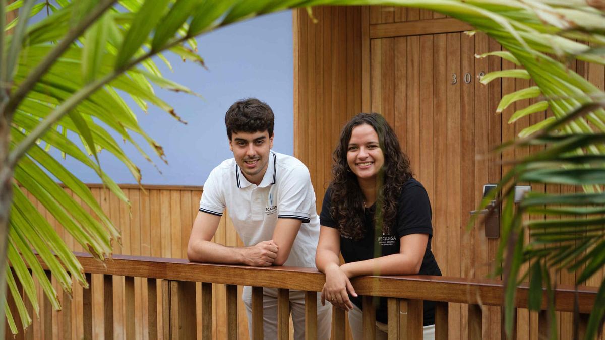 Alonso Medina y Carlota Mallorquín, en el Hotel Escuela de Santa Cruz de Tenerife.