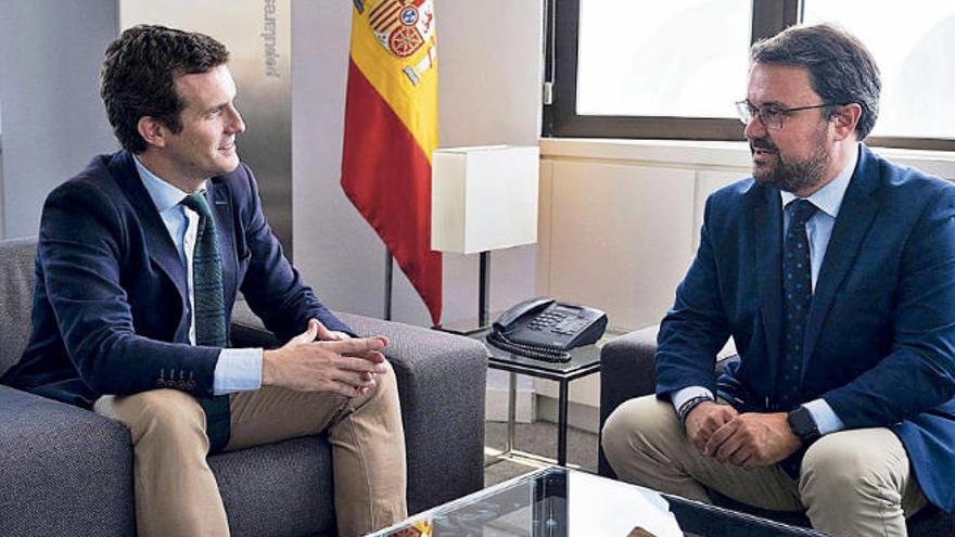 Pablo Casado (i) y Asier Antona (d) mantuvieron ayer una reunión de trabajo en Madrid.