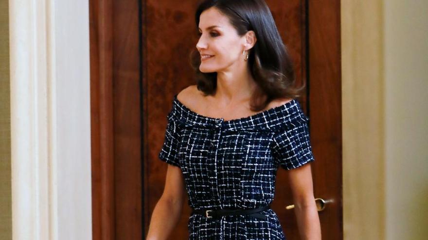 La reina Letizia luce un vestido de menos de 20 euros