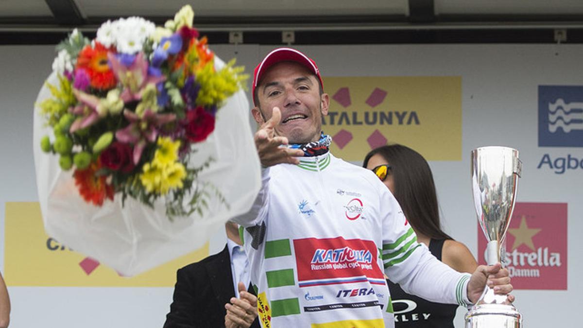 Purito Rodriguez lanza un ramo de flores a sus incondicionales en el podio como vencedor de la Volta a Catalunya.