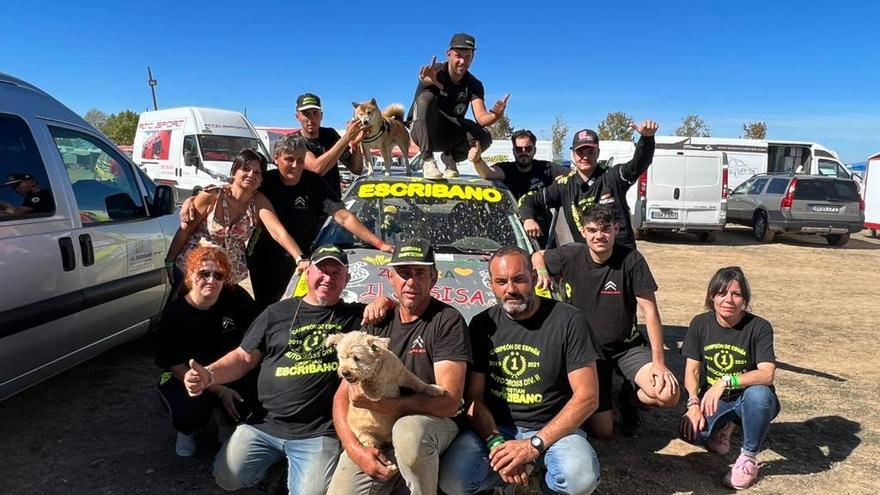 Cristian Escribano, con todo su equipo.