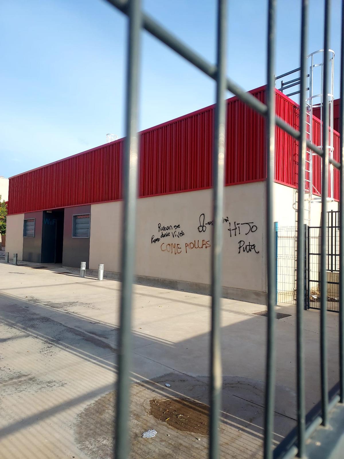 Pintadas aparecidas en el IES de Villanueva de Gállego.