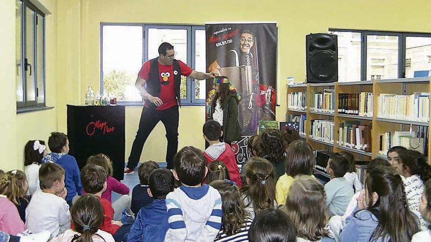 Sesión de cuentos y magia en la Biblioteca Municipal de Caldas