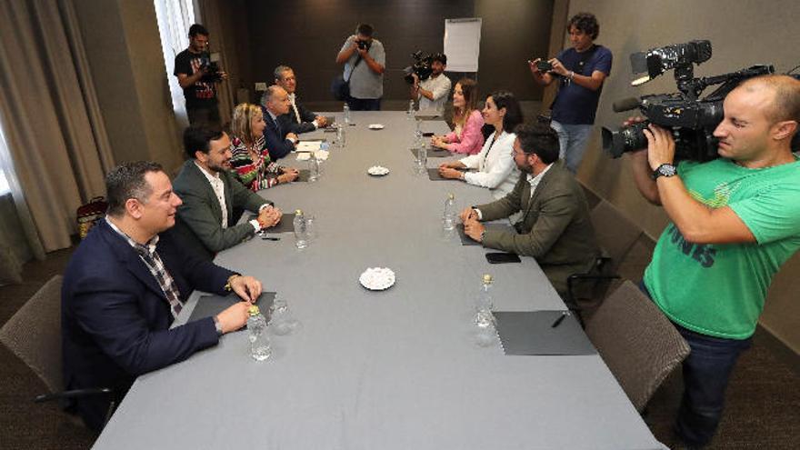 Encuentro entre PP y Cs, con Australia Navarro y Vidina Espino en el centro de todas las miradas.