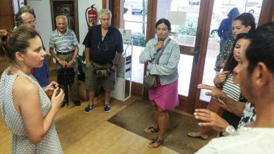 Un momento de la reunión de los vecinos con Ángel Luis Guerrero y Neus Marí.