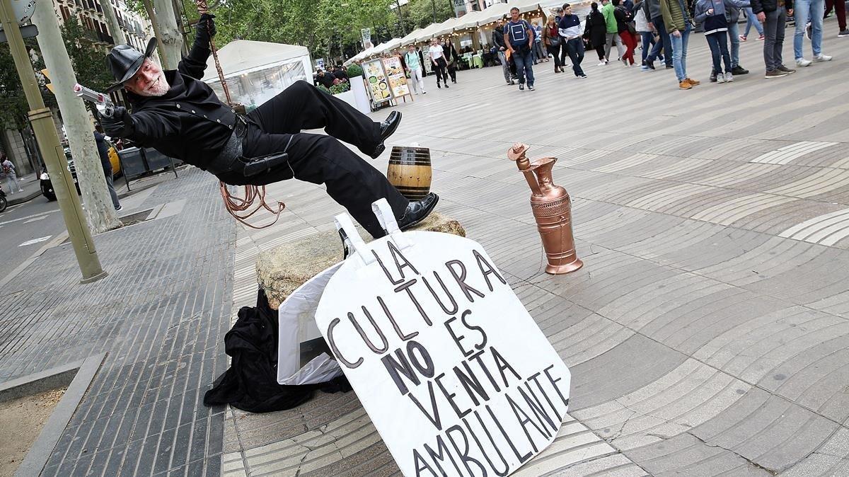 zentauroepp47890778 barcelona 25 04 2019 barcelona protesta de las estatuas huma190425191209