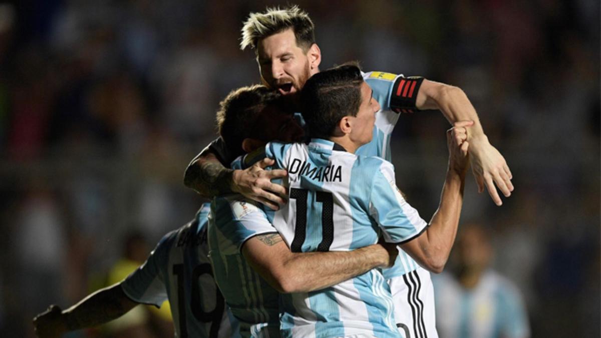 Messi celebra el primer gol con sus compañeros