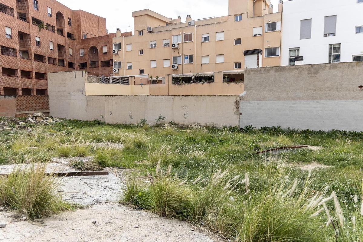 La parcela sobre la que se esperan construir las futuras viviendas protegidas de Alicante.