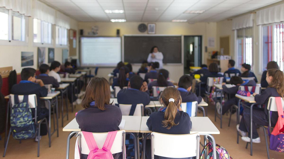 Una maestra, durante una clase de Primaria