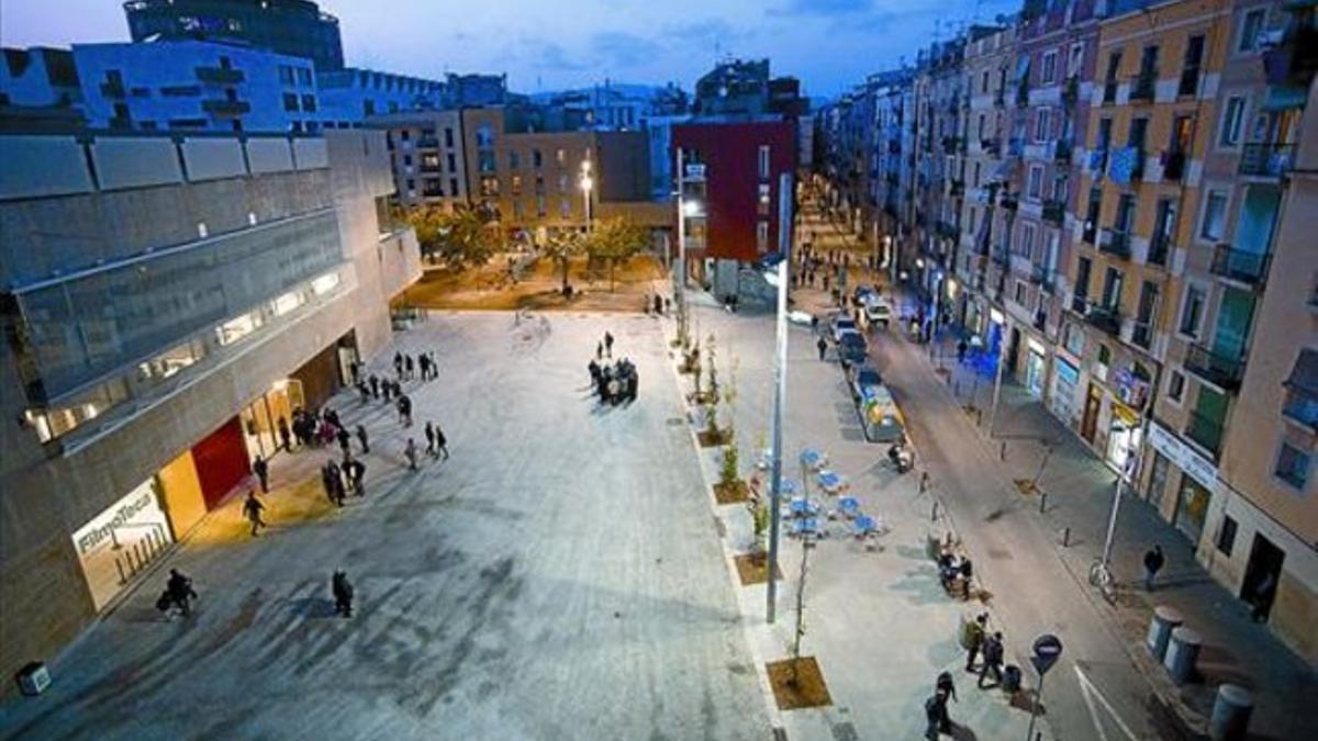 La plaza de Salvador Seguí, con la flamante Filmoteca de Catalunya a la izquierda.