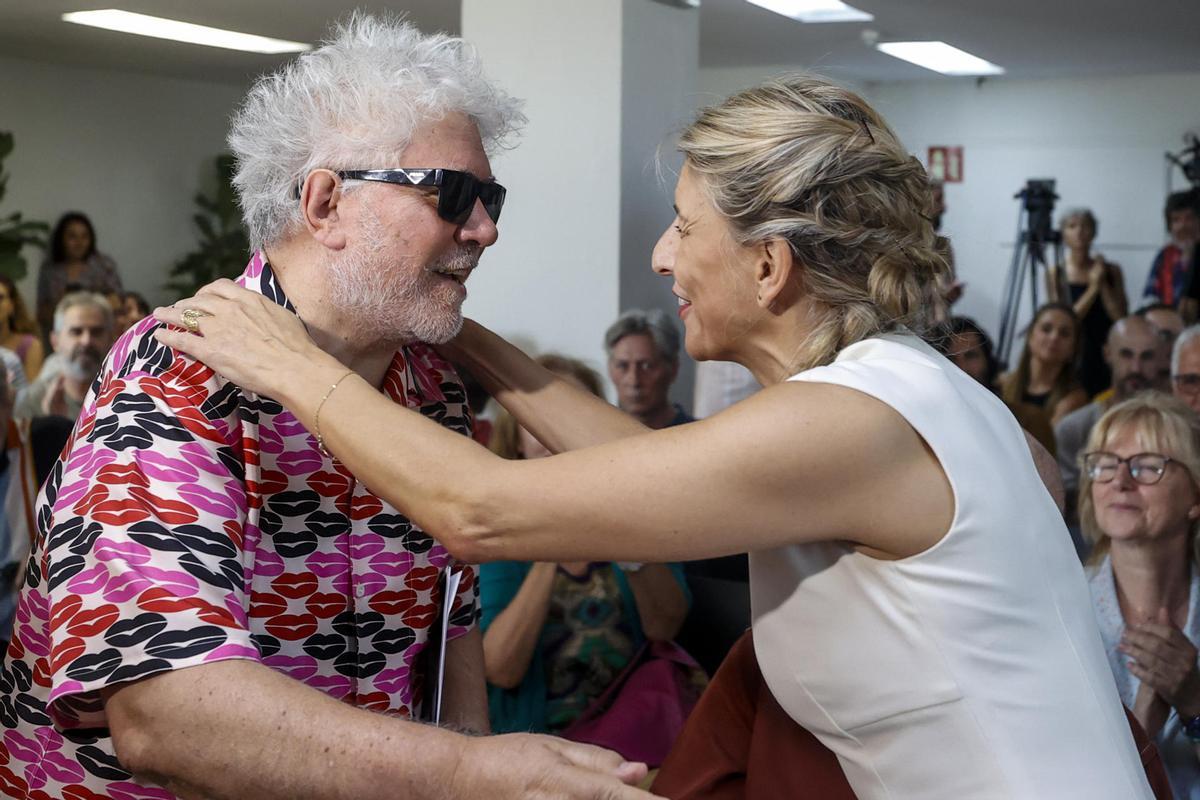Yolanda Díaz saluda a Pedro Almodóvar en un acto con el sector de la Cultura.