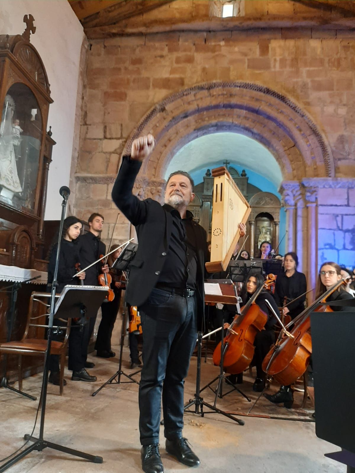 Lleno total en el estreno de la rota medieval de Arlós con la Orquesta de Cámara de Siero y Héctor Braga