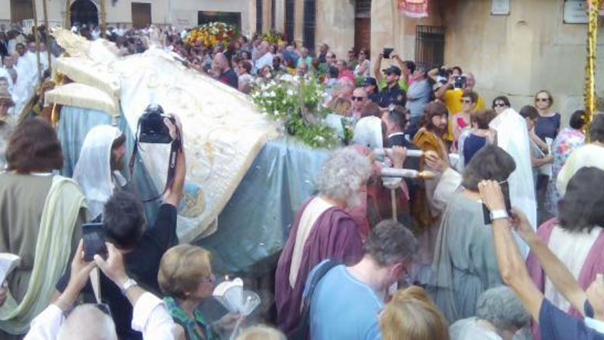 Los ilicitanos acompañan a la Patrona en su procesión por las calles del centro