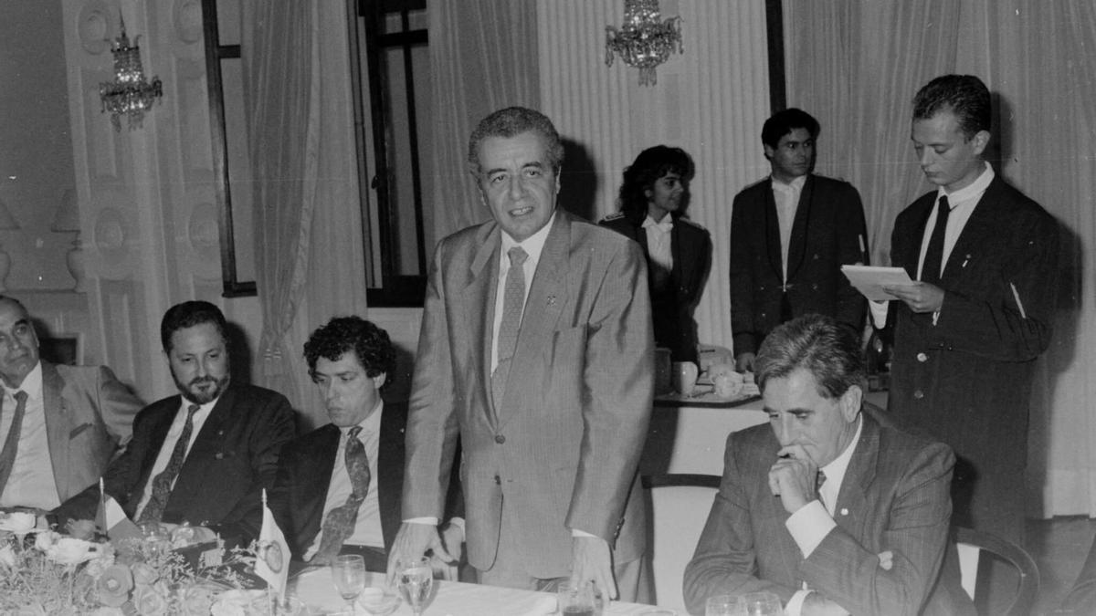 Lorenzo Olarte, con los expresidentes Manuel Hermoso, a su derecha y Adán Martín, el segundo por la izquierda, ya fallecido.