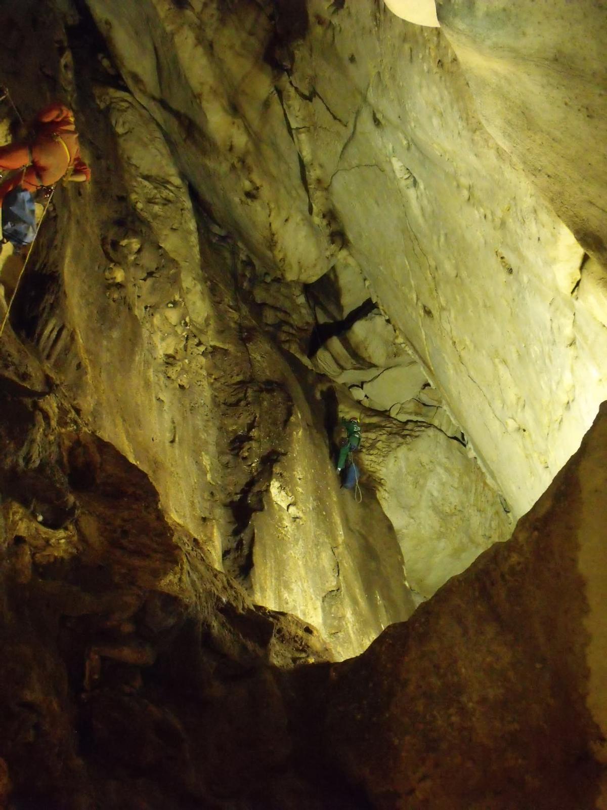 Interior de la Cueva del Ángel de Lucena.
