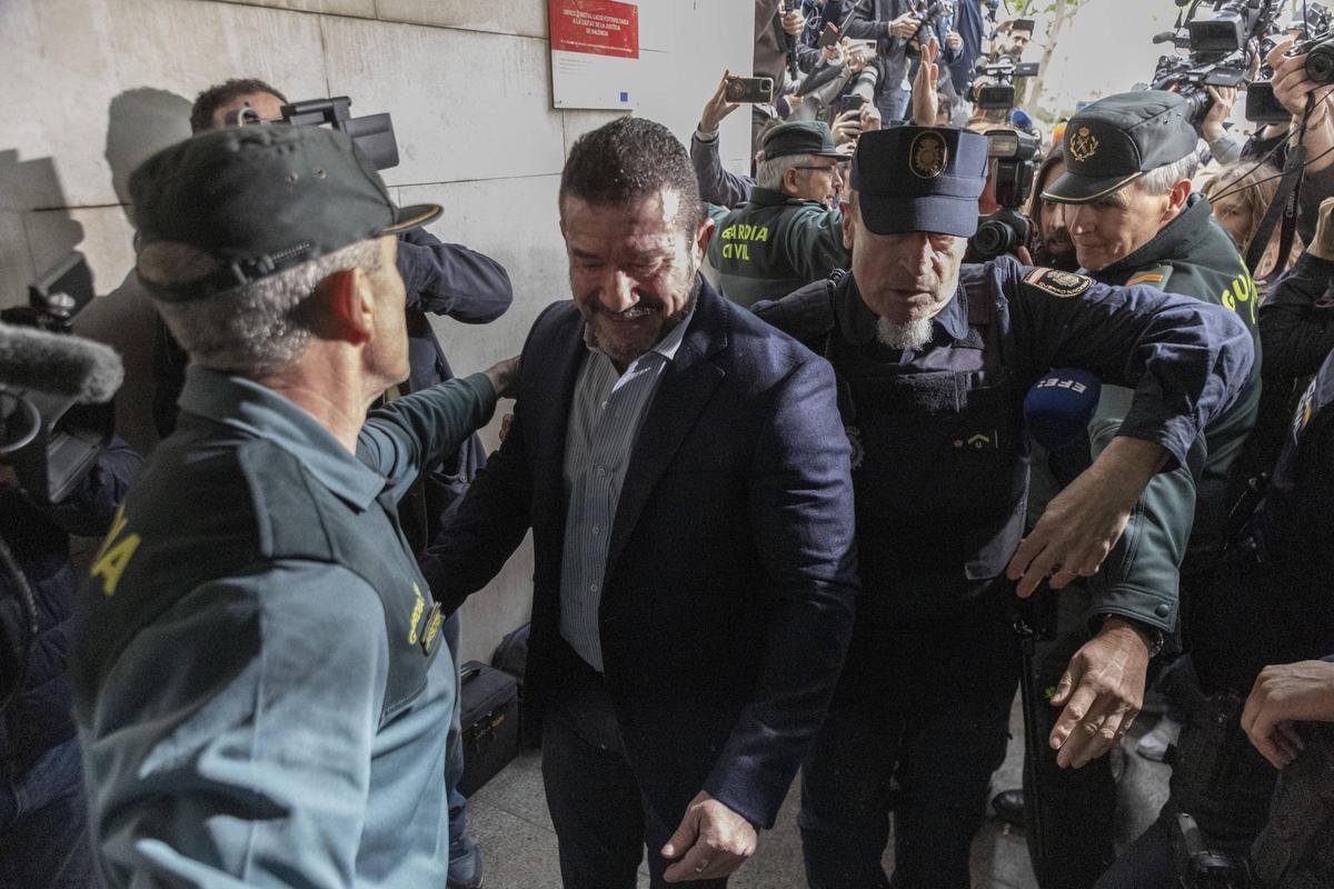 Llegada de Emilio Argüeso.