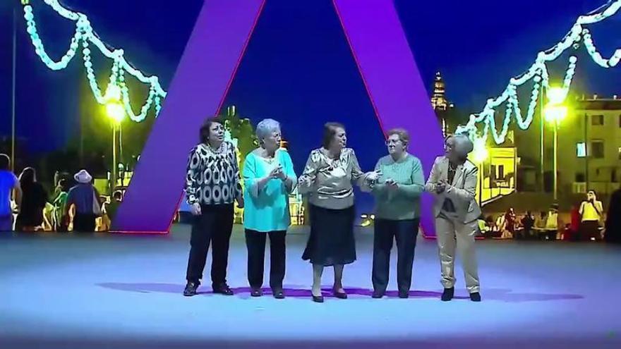 Vídeo | Las vecinas virales de Triana cantan por Rocío Jurado en la gala del 28F