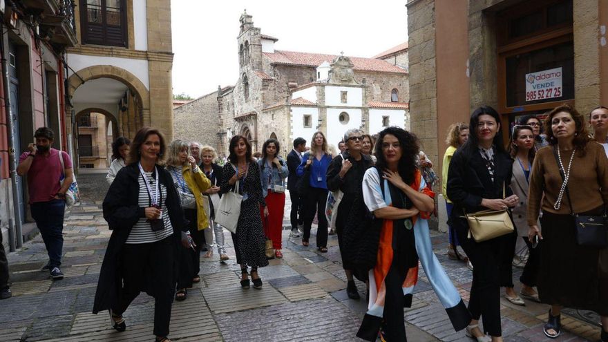 Los encantos del casco histórico avilesino, &quot;un lujo&quot; por descubrir para los alumnos y docentes de la Nebrija