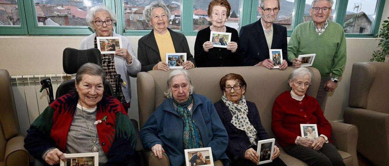 Varios usuarios posan con sus fotografías enmarcadas.