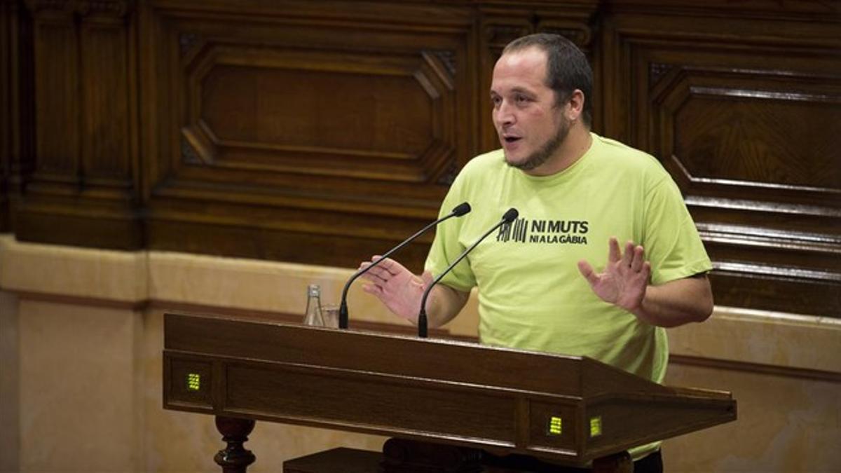 David Fernàndez, con una camiseta con el lema 'Ni muts ni a la gàbia', en el pleno del Parlament del 2 de octubre del 2014.