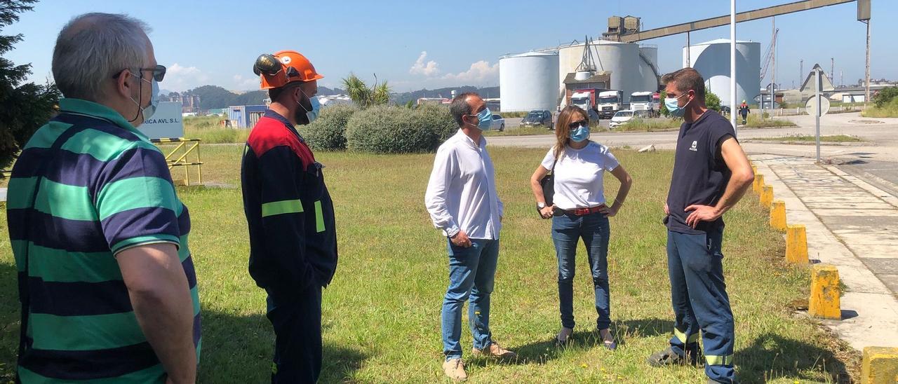 Ángela Vallina, portavoz parlamentaria de IU, ayer, con trabajadores de Alu Ibérica.