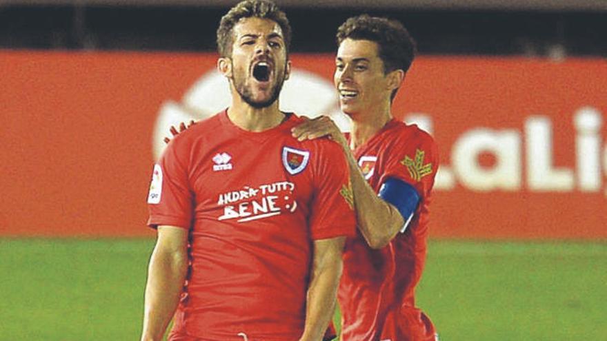 Curro Sánchez (22) celebra uno de sus 13 goles con el Numancia.