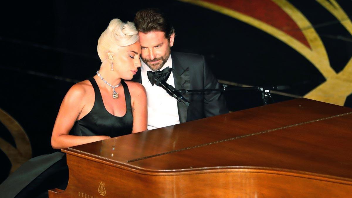 La exmujer de Bradley Cooper cree que hay algo más que amistad entre el actor y Lady Gaga