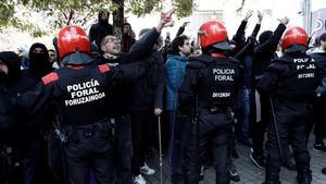 Efectivos de la Policía foral, frente a unos manifestantes en contra del mitin en Alsasua. 