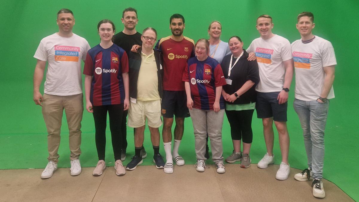 Gündogan recibió la visita de tres fans de la organización benéfica Community Integrated Care