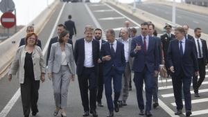 Pedro Sánchez con los directivos de Volkswagen y Ximo Puig, en día de la presentación de la gigafactoría.