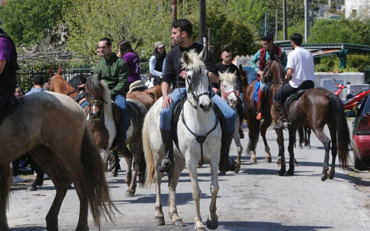 Los participantes en la ruta ecuestre en Liméns.   | // FDV