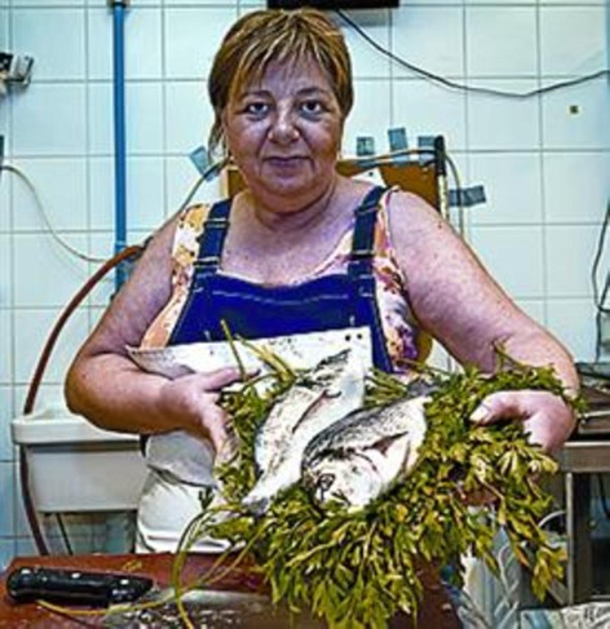 Montse Pons amb la dorada, estrella de la recepta. Montse Pons amb la dorada, estrella de la recepta.