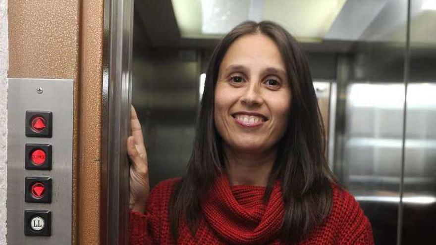 María Daviña, en el ascensor del edificio de su despacho.