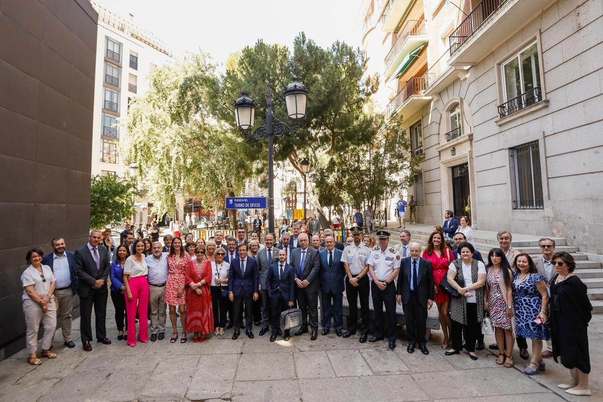 Representantes del Ayuntamiento y el Colegio de la Abogacía de Madrid en la nueva plazuela del Turno de Oficio, en la calle Huertas.