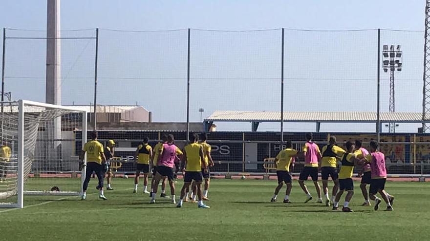 La UD ensaya los lanzamientos de córner, esta mañana en El Hornillo.