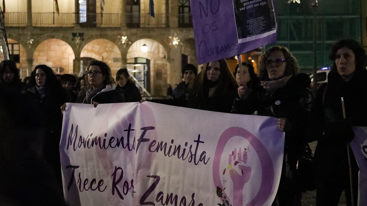 La lucha feminista tiñe de morado la Plaza Mayor de Zamora con motivo del 25N