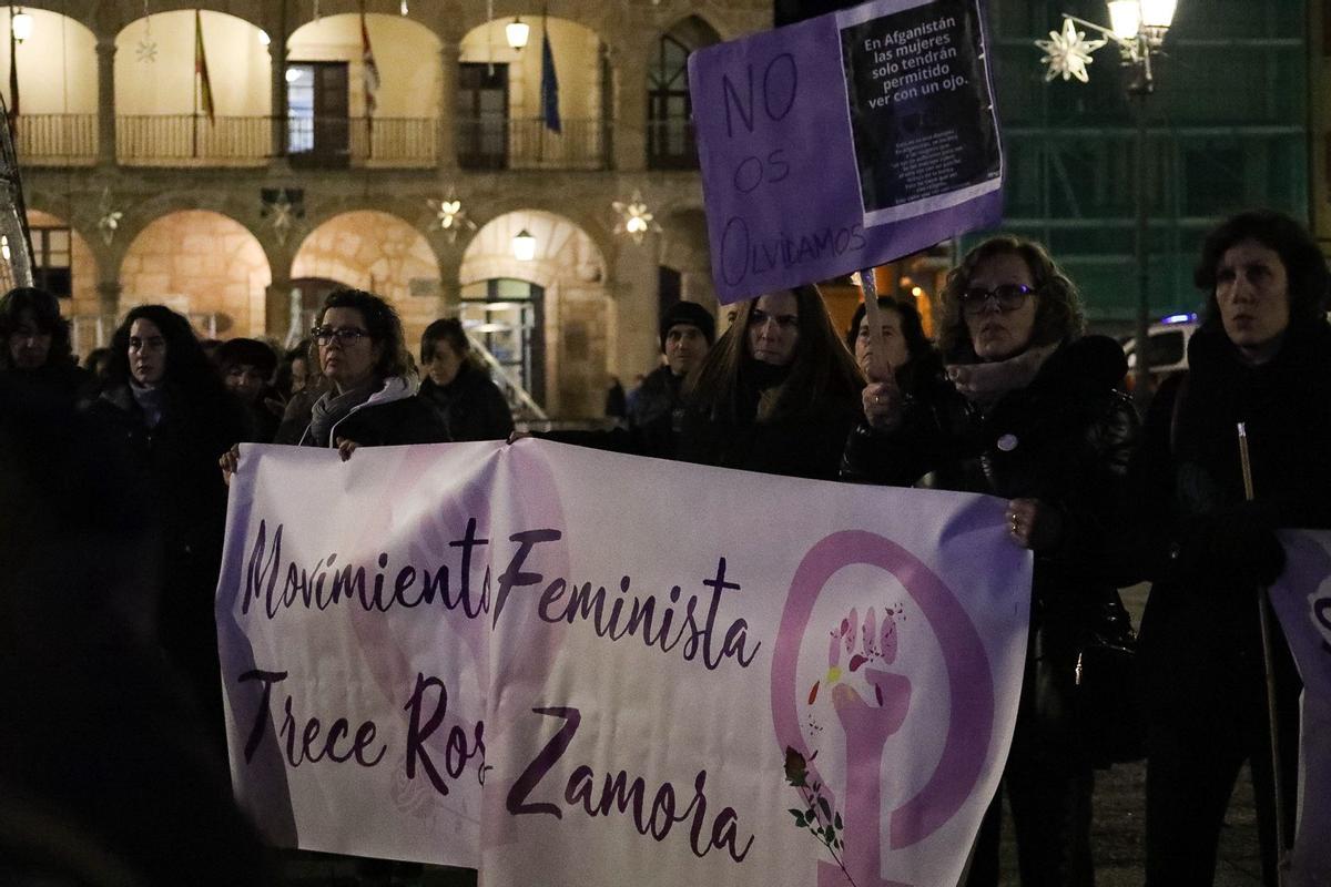 La lucha feminista tiñe de morado la Plaza Mayor de Zamora con motivo del 25N