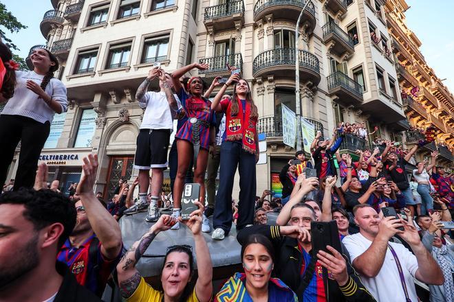 ¡De locos! Las mejores imágenes de una ciudad entregada al Barça