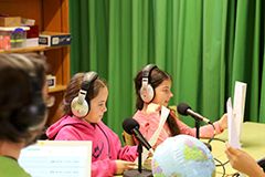 Actividad de cuento radiofónico en la Escola Gras i Soler