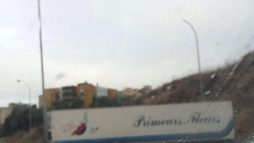 El camión accidentado esta mañana en Málaga.