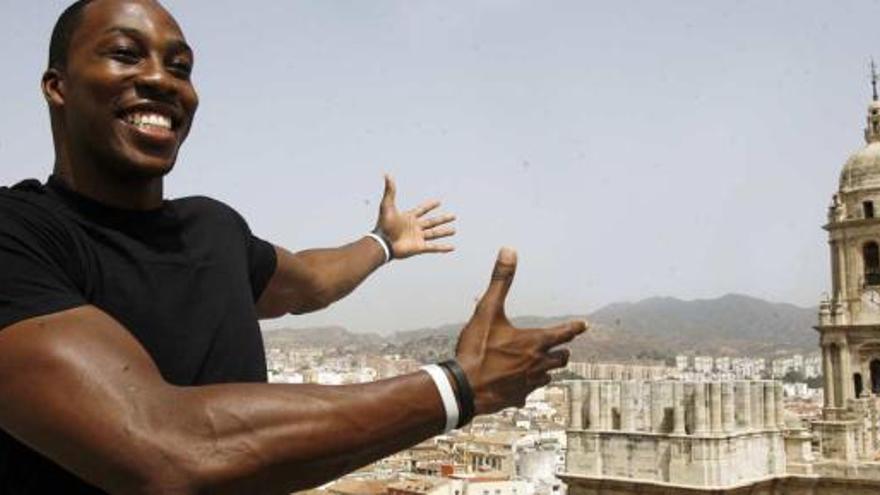 Dwight Howard posa en la terraza del Hotel Málaga Palacio con la Catedral de fondo.