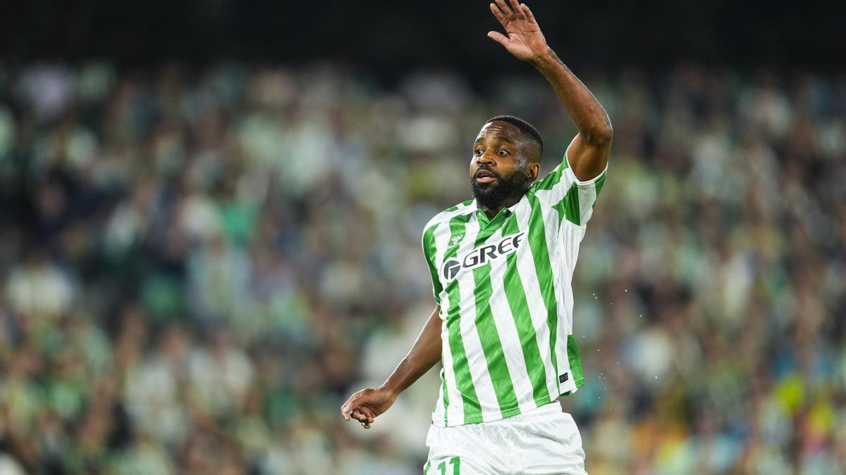 Cedric Bakambu del Real Betis gesticula durante el partido de fútbol de la liga española, La Liga EA Sports, jugado entre el Real Betis y el RCD Mallorca en el estadio Benito Villamarín el 23 de septiembre de 2024, en Sevilla, España.