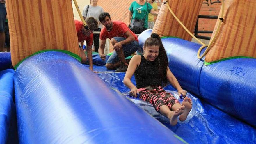 Fiesta de la espuma y juegos para los vecinos de Los Bloques