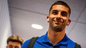 Ferran Torres, a su llegada al estadio Metropolitano para jugar con el Barça la vuelta de la semifinal copera contra el Atlético de Madrid (4-4 en la ida).