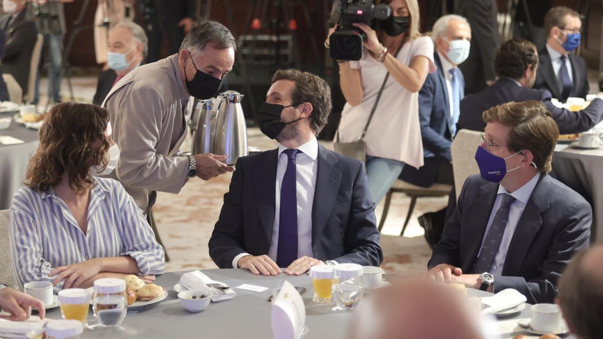 Pablo Casado, con Isabel Díaz Ayuso y José Luis Martínez-Almeida.