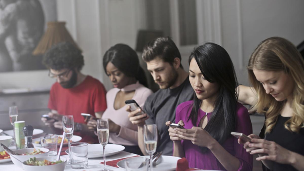 El uso del smartphone en la mesa está reñido con la felicidad